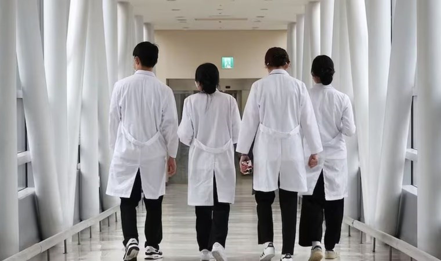 Güney Kore’de doktorlar greve gitti
