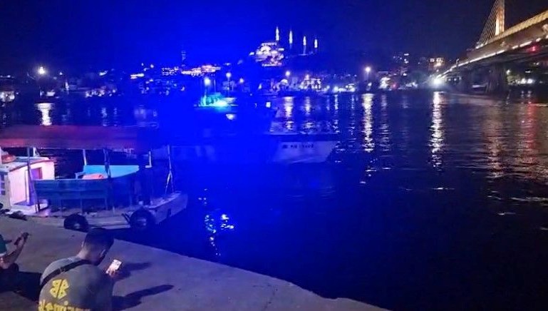 Haliç Metro Köprüsü’nden denize düşen genci, tur teknesinin kaptanı kurtardı