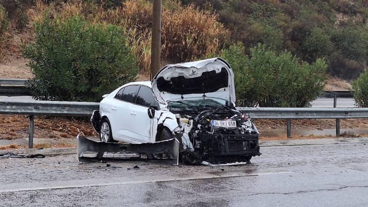 Mersin’de otomobil bariyere çarptı: 4 kişi yaralandı